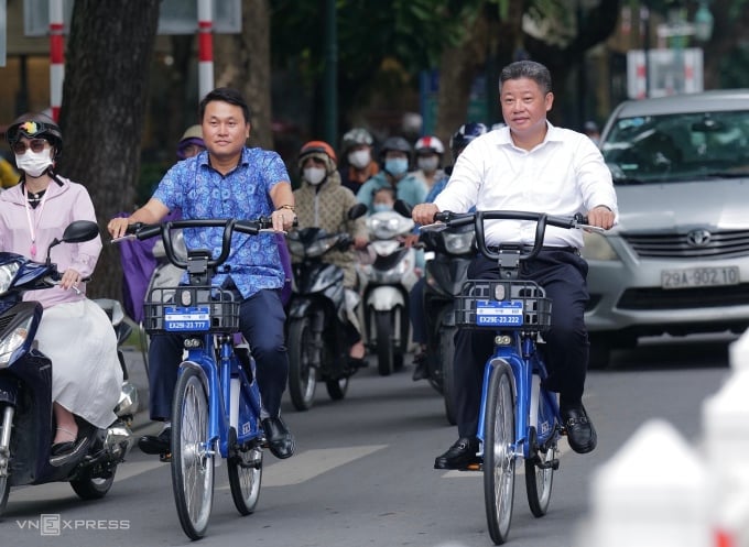 Der stellvertretende Vorsitzende des Volkskomitees von Hanoi, Nguyen Manh Quyen (weißes Hemd), macht am Morgen des 24. August eine Probefahrt mit einem Elektrofahrrad. Foto: Ngoc Thanh