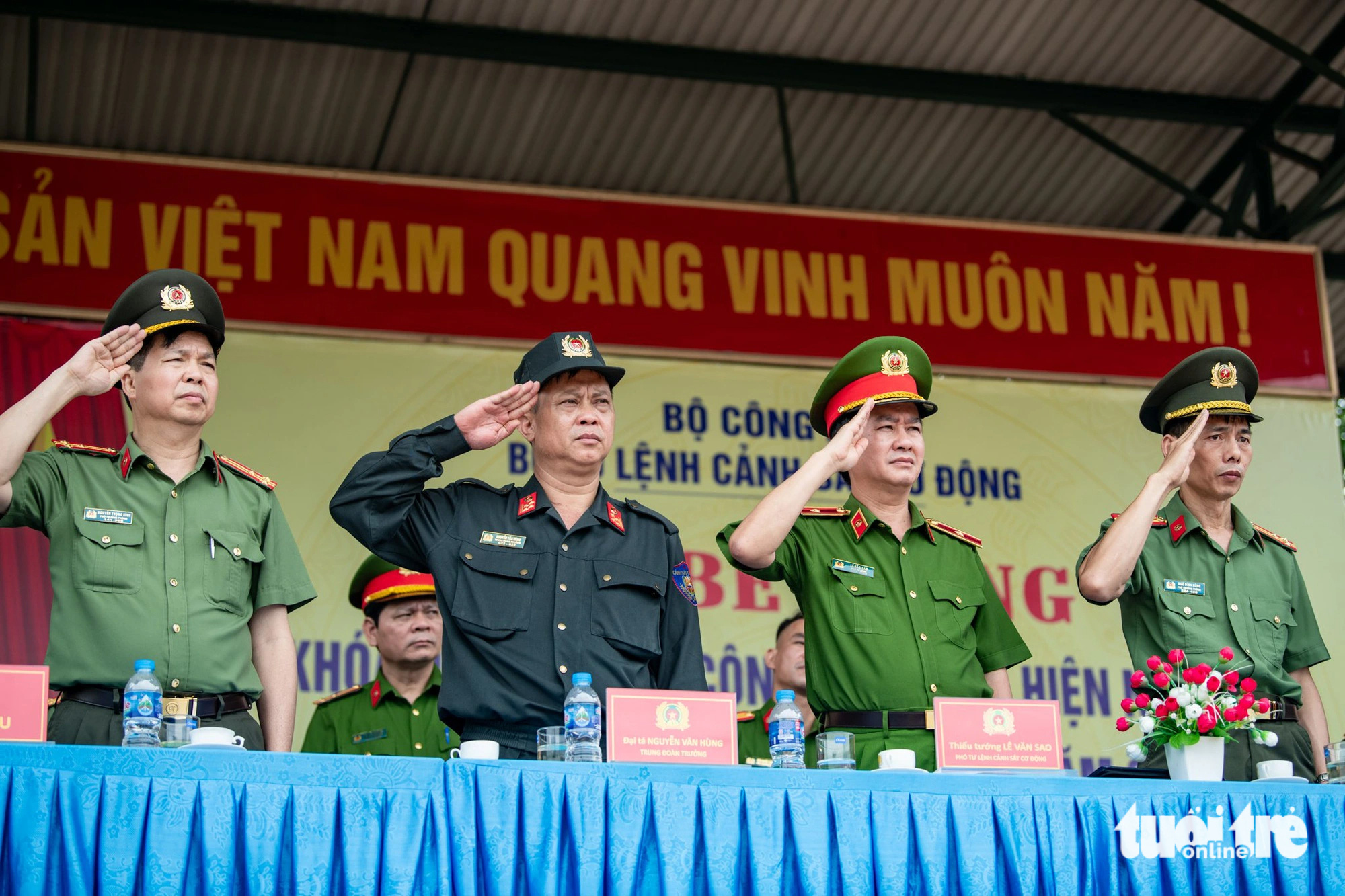 Lãnh đạo các đơn vị tham dự lễ bế giảng khóa huấn luyện nghĩa vụ công an - Ảnh: NAM TRẦN