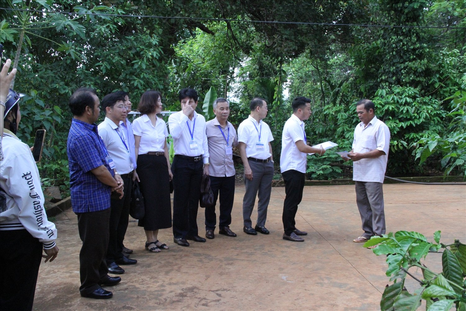 Đoàn giám sát các ngành cùng điều tra viên tỉnh Đắk Lắk đến từng hộ dân để điều tra, thu thập thông tin