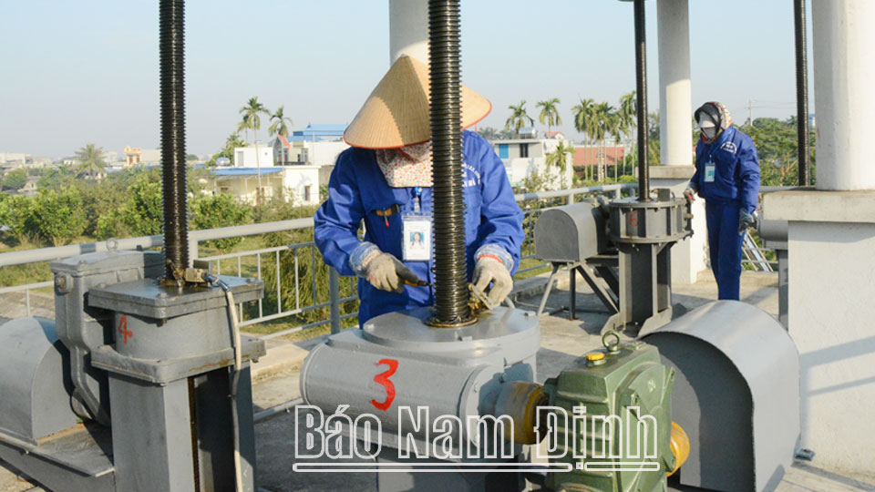 Los trabajadores de la estación de bombeo de Coc Thanh (Vu Ban) operan el sistema de alcantarillado para garantizar suficiente agua de riego para que las localidades planten la cosecha de arroz de invierno-primavera de 2023.