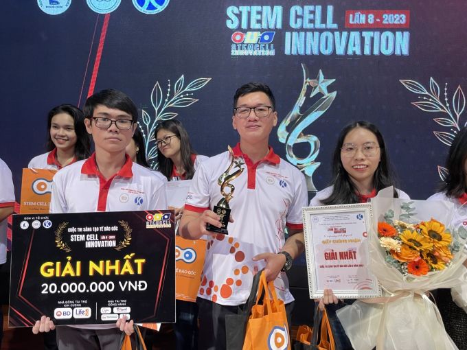 A group of students from the University of Natural Sciences, Vietnam National University, Ho Chi Minh City won the 8th Stem Cell Innovation Award on the morning of December 3. Photo: Ha An