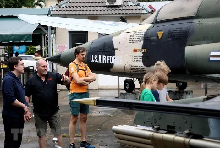 International visitors learn about US military aircraft that fought in the Vietnam War at the War Remnants Museum. (Photo: Hong Dat/VNA)