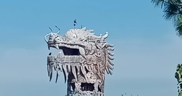 'Heart-dropping' scene of tourists checking in on giant dragon head at Thuy Tien Lake