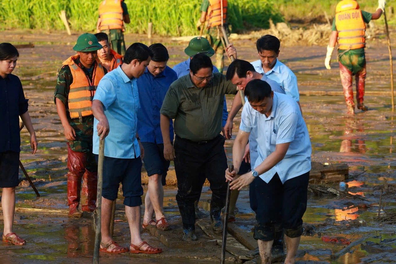 นายกรัฐมนตรี Pham Minh Chinh เดินทางไปตรวจสอบที่หมู่บ้าน Nu จากมุมมองด้านความปลอดภัย