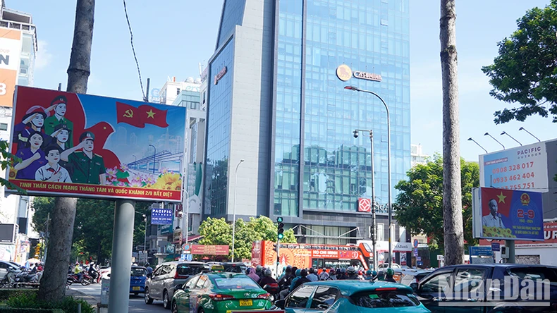 Ho Chi Minh City: Streets are filled with flags and flowers to celebrate National Day September 2nd photo 9