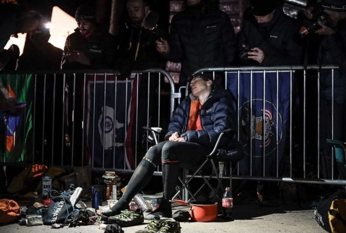 Paris fait une sieste après avoir terminé le quatrième des cinq tours du marathon Barkley 2024. Photo : BM100