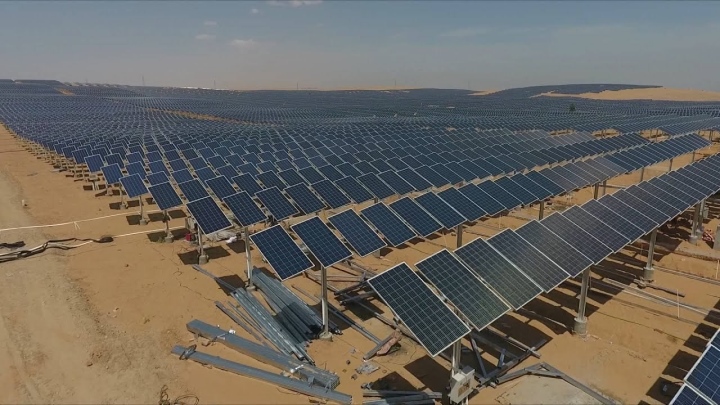 Paneles solares en el desierto de Kubuqi, China. (Foto: New China TV)