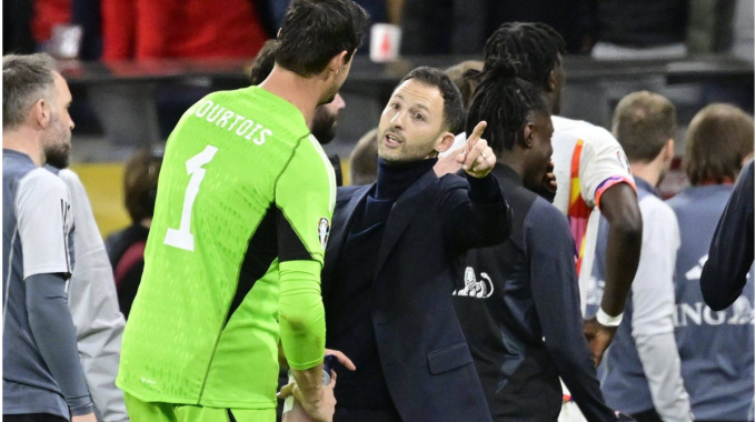 Courtois y el entrenador Tedesco hablaron durante el partido contra Austria el 17 de junio. Foto: Reuters