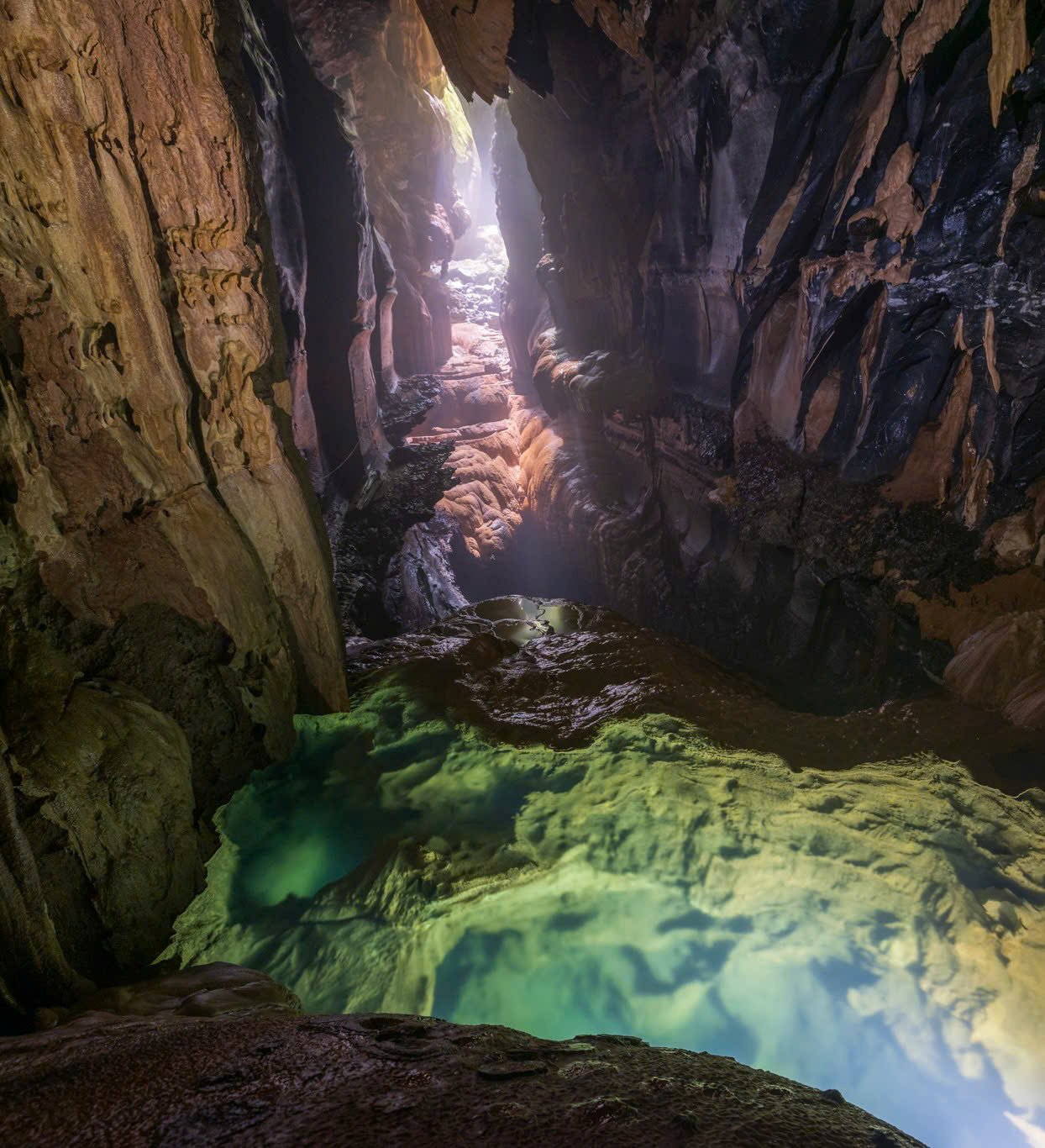 According to Mr. Le Luu Dung, director of Jungle Boss company, a unit specializing in adventure tours in Quang Binh, last May, when an expedition team in Thung cave, part of the Hung Thoong cave system, discovered Lo Lung lake.