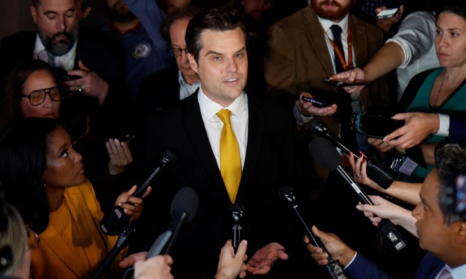 Matt Gaetz entouré de journalistes à Capitol Hill, Washington, DC, États-Unis, le 2 octobre. Photo : Reuters