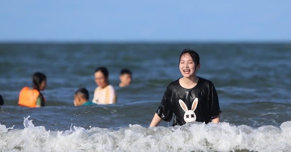 El calor hace que los turistas acudan a la playa de Ha Tinh para 'refrescarse'