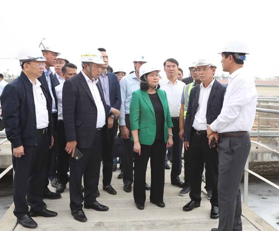 El Secretario del Partido Comunista de Hanoi inspecciona el progreso del proyecto de tratamiento de aguas residuales de Yen Xa - Foto 1