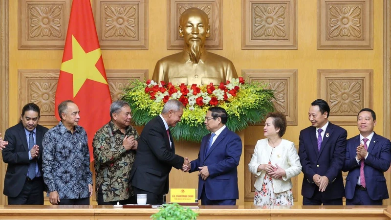 ASEAN의 혁신, 제도 개선, 지속 가능하고 포괄적인 개발 과정을 강력히 촉진합니다.