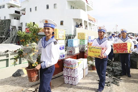 Cán bộ, chiến sĩ Tiểu đoàn DK1, Vùng 2 Hải quân chuyển quà Tết lên các tàu cho cán bộ, chiến sĩ Nhà giàn DK1.