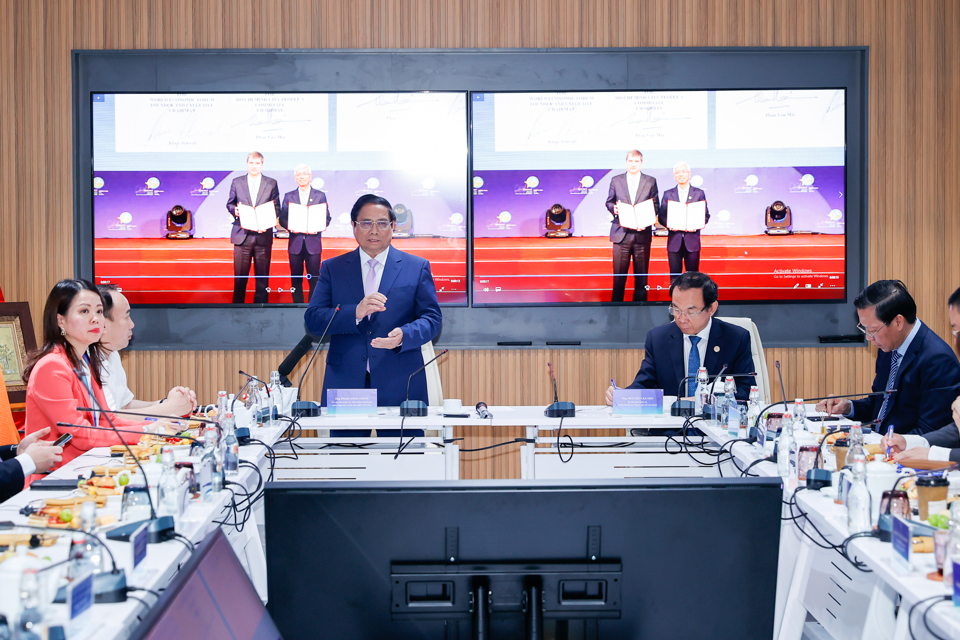 The Prime Minister expressed his trust and expectations for the Center in 20 words: Pioneering, cooperating, connecting, digitalizing, greening, practical, effective, spreading, for the country, for the people - Photo: VGP/Nhat Bac