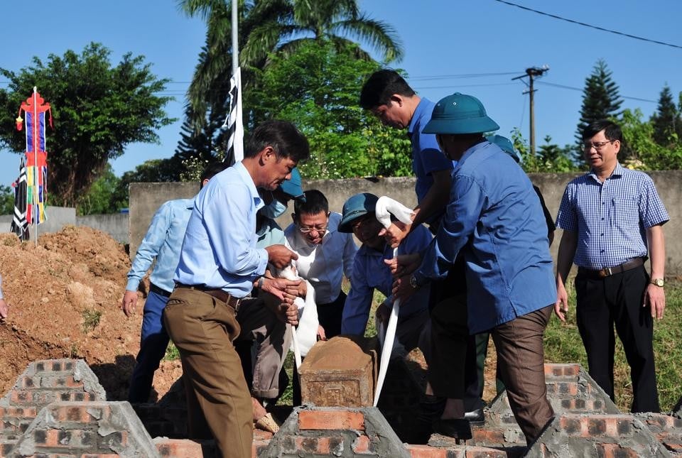 Event - Hanoi: Nearly 11,000 graves need to be relocated to build Ring Road 4