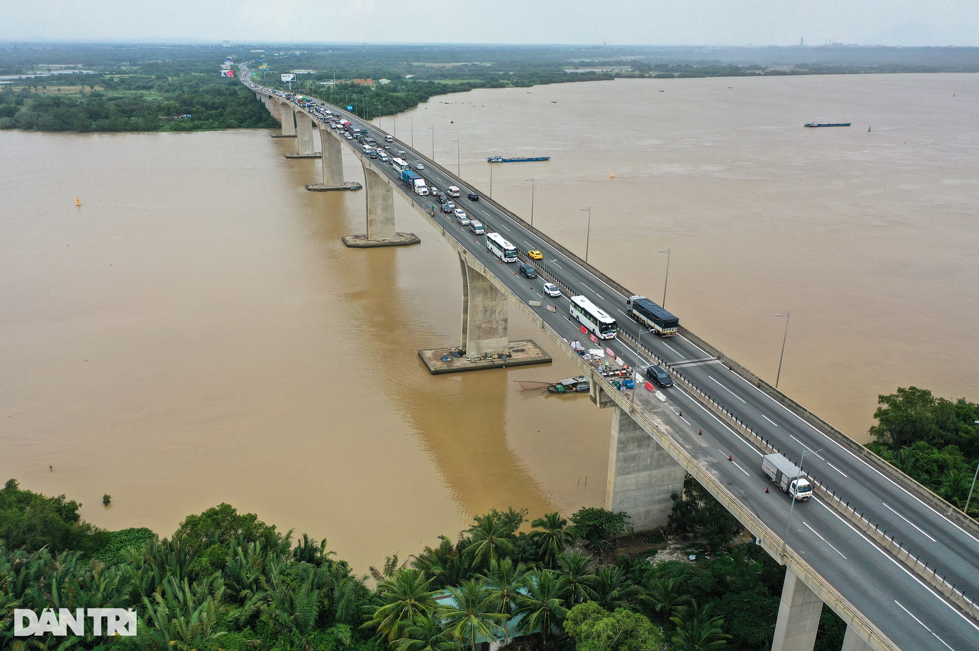 Cao tốc TPHCM - Long Thành kẹt xe kéo dài hơn 5km vì sửa cầu - 4