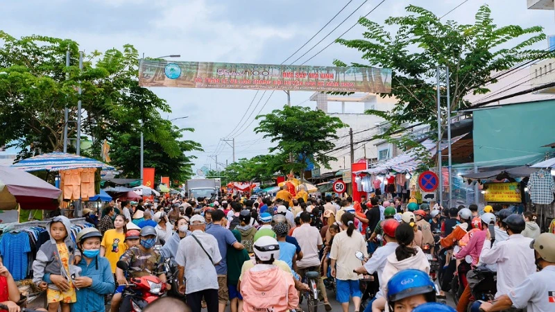 43,000명 이상이 100주년 Tra Vinh Wax Coconut Festival과 Vu Lan Thang Hoi Week 2024에 왔습니다.