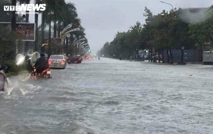 غمرت المياه العديد من الطرق في مدينة فينه (نغي آن) بسبب الأمطار الغزيرة.