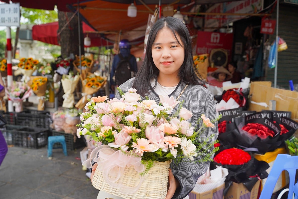 Diversified flower and gift market for Vietnamese Teachers' Day November 20, photo 6