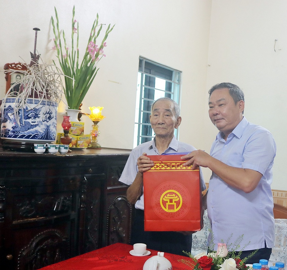 El vicepresidente permanente del Comité Popular de la ciudad, Le Hong Son, entregó obsequios al veterano Le Ngoc Tiem (aldea de Bai Truong, comuna de Hoang Dieu, distrito de Chuong My)