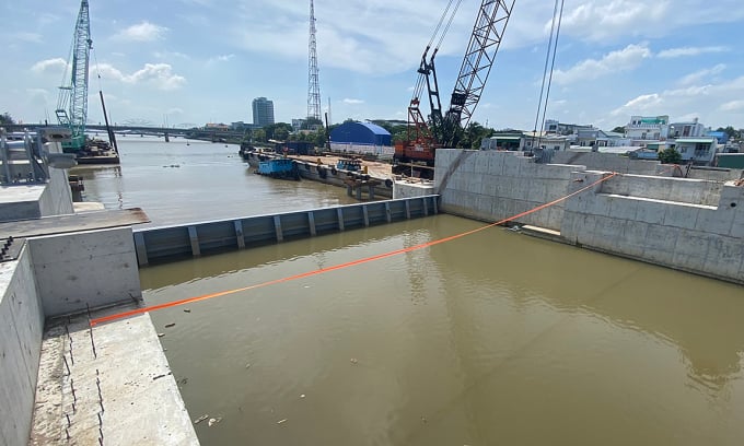 A valve of Cai Khe lock was closed to prevent high tides from the afternoon of October 30. Photo: An Binh
