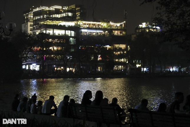 El lago Hoan Kiem es tenuemente hermoso cuando todas las luces están apagadas durante la Hora del Planeta (foto 12)