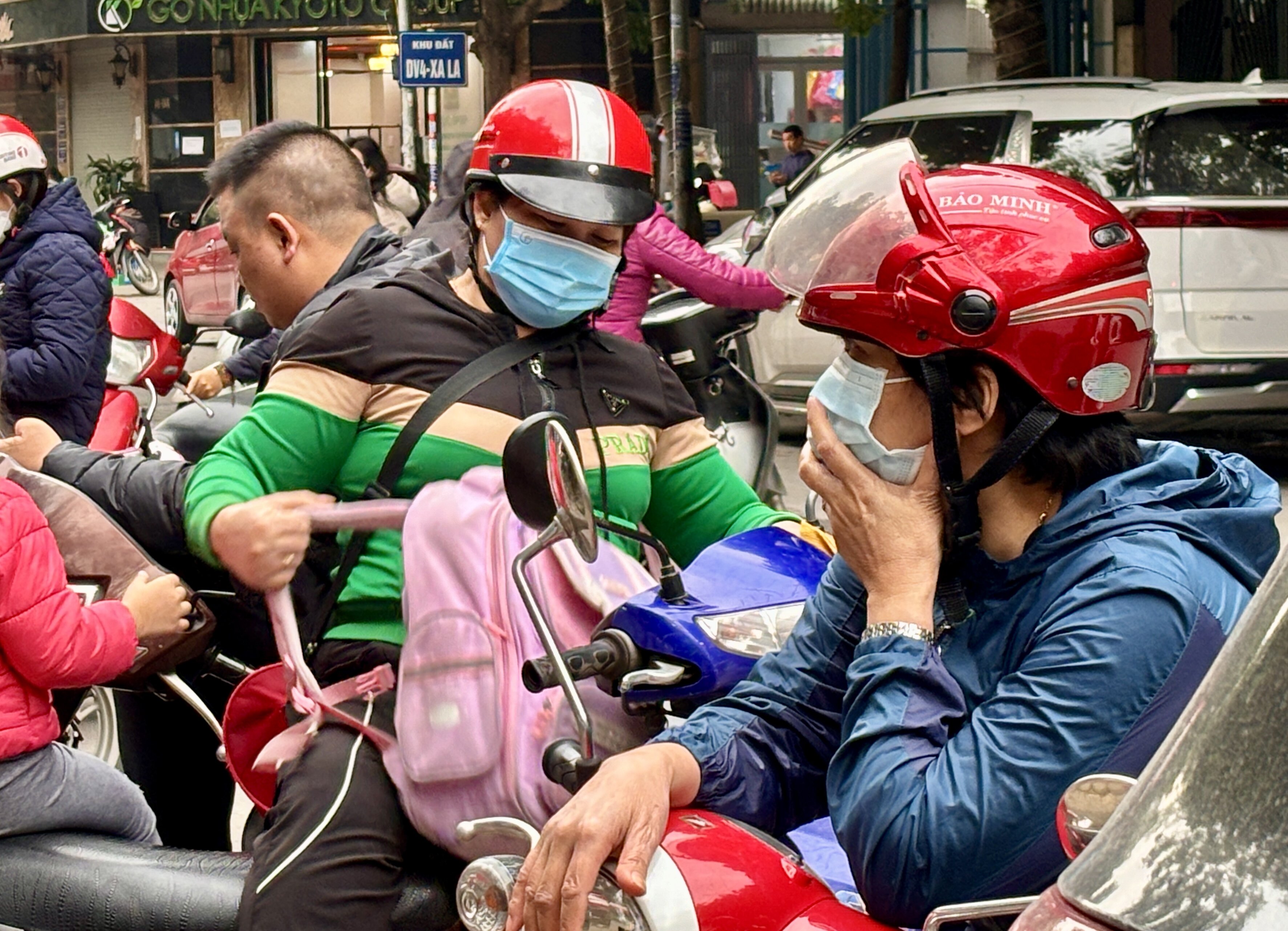 Phụ huynh ngao ngán trước cảnh đón con giờ tan học. (Ảnh: Hiểu Lam)