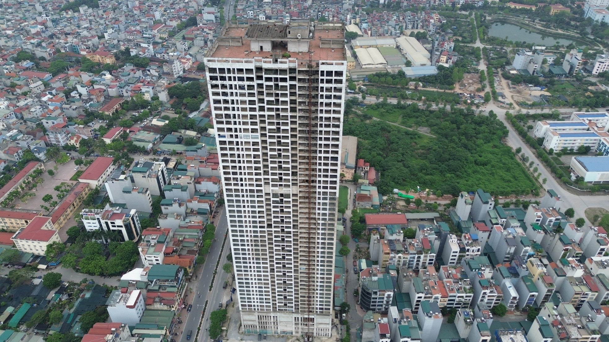 Movements of a series of apartment projects in Hanoi after a long period of abandonment and fenced off with corrugated iron photo 14