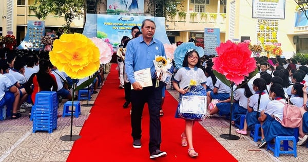 Les parents « ravis » de recevoir des prix avec leurs enfants et de marcher ensemble sur le tapis rouge