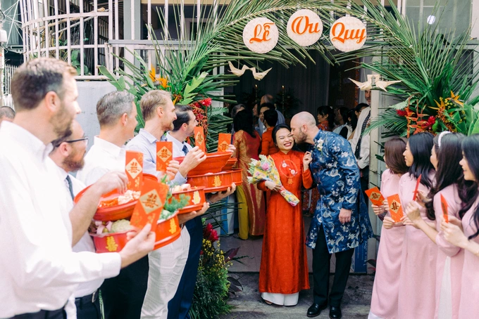 Die Hochzeit einer vietnamesischen Frau und eines westlichen Ehemanns in den USA löst in den sozialen Netzwerken „Fieber“ aus.