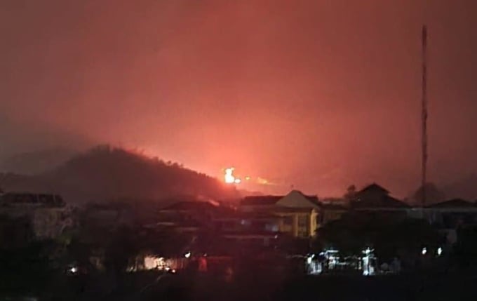 Un incendie a illuminé le ciel en raison d'un incendie dans une station de transformation. Photo: Thuy Linh