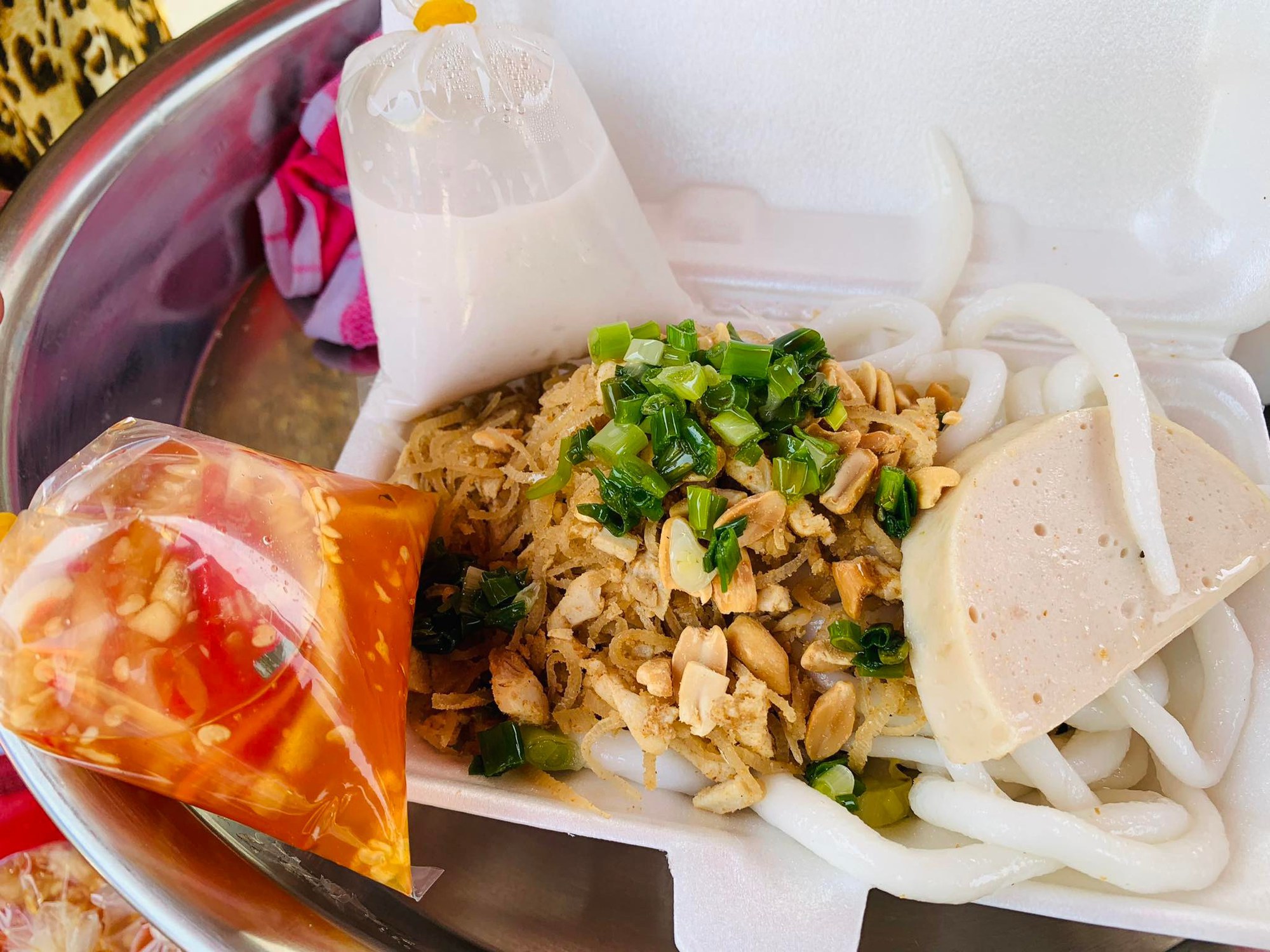 Món ngon miền Tây: 'Phải lòng' bánh tằm bì Bạc Liêu trên xe đẩy gần chợ Tân Định - Ảnh 1.