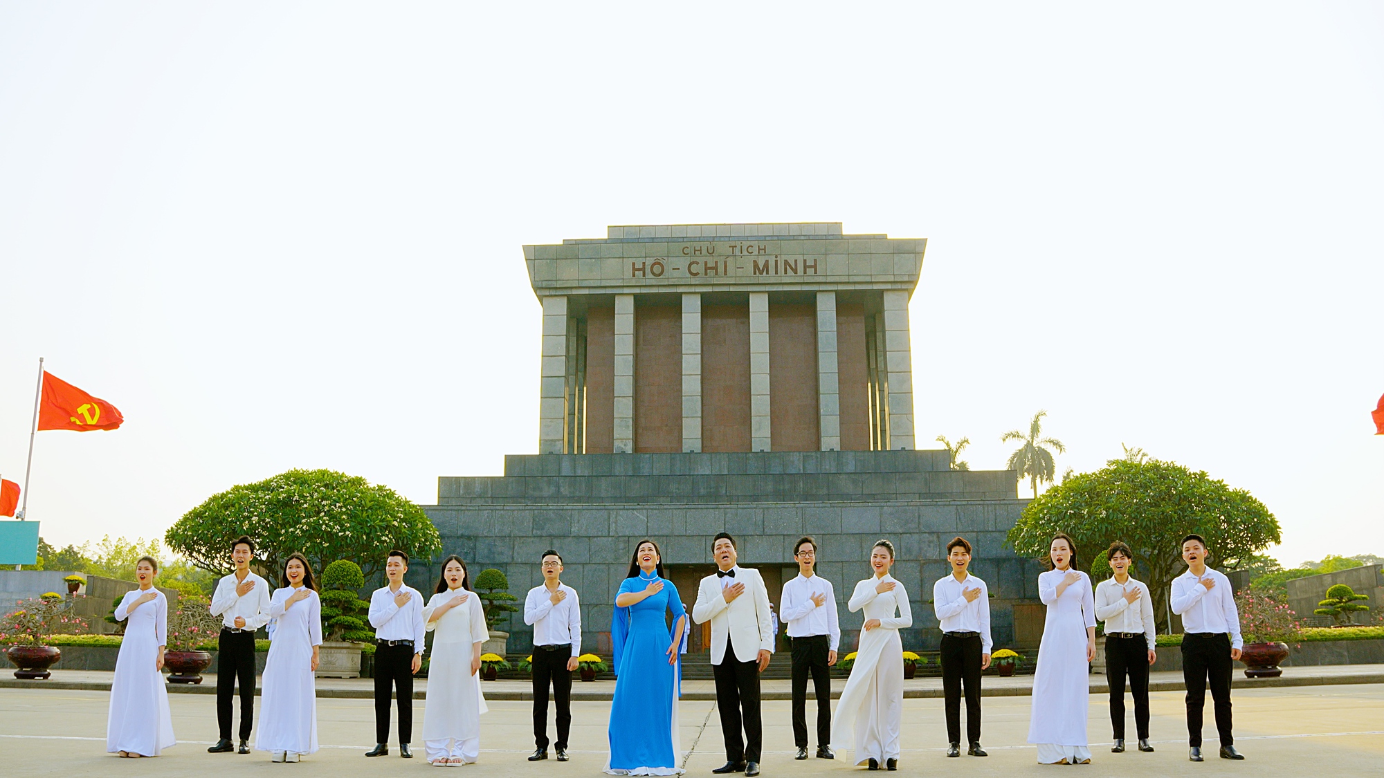 NSND Quốc Hưng hát ca khúc phổ nhạc bài thơ Người đi tìm hình của nước   - Ảnh 2.
