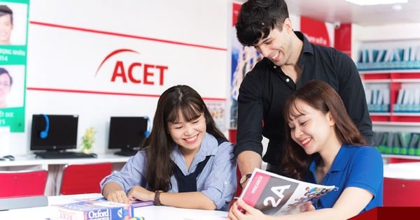 Why did Australia's ACET English center chain close after more than 20 years?