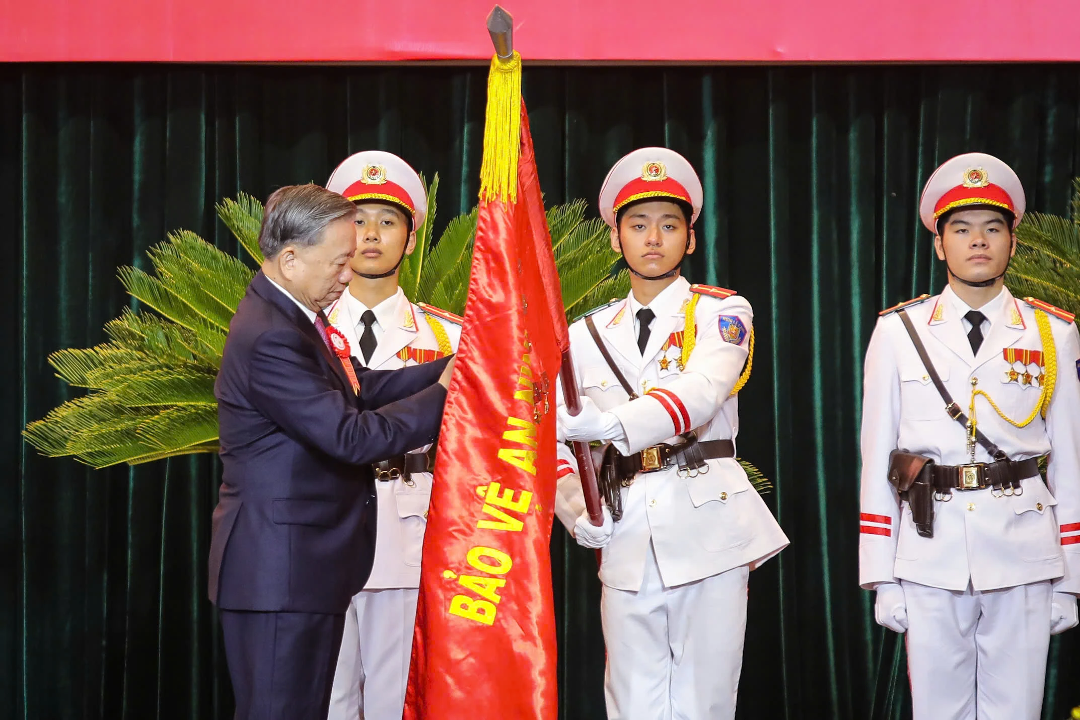 Ho Chi Minh City Police received the title of Hero of the People's Armed Forces