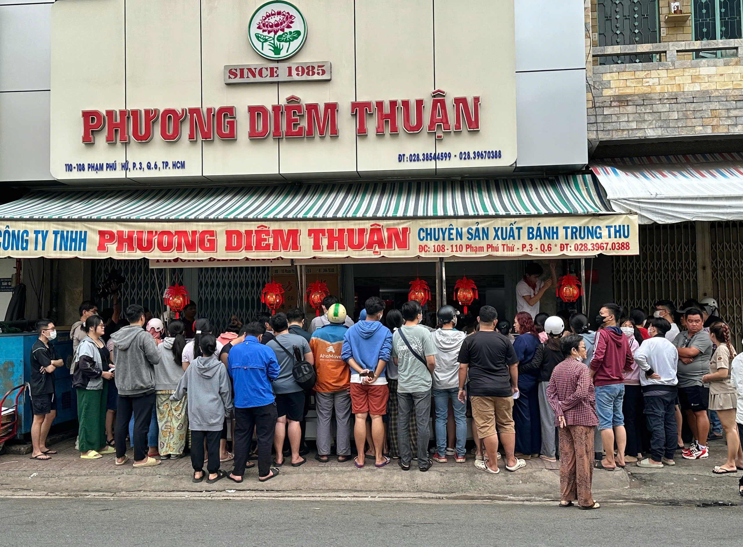 Xếp hàng dài mua bánh trung thu ở TP.HCM: Tiệm chưa mở khách chờ sẵn khiến ông chủ bất ngờ- Ảnh 2.