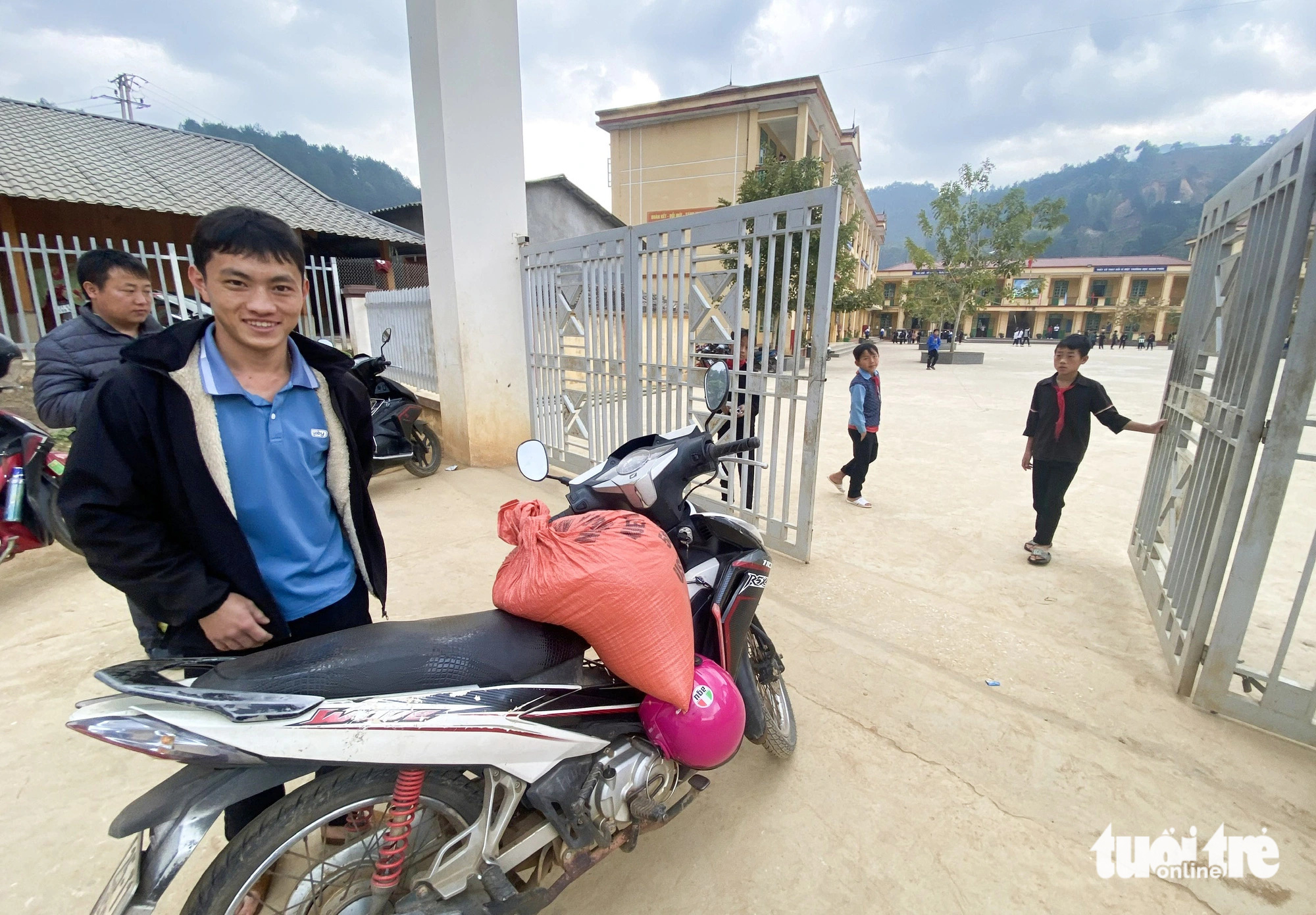 Anh Thào A Khày đi lấy gạo từ nhà phụ huynh học sinh về để nấu cho học sinh bán trú - Ảnh: C. TUỆ