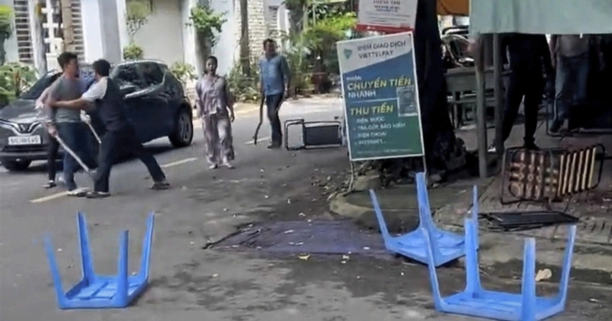 Vérification du groupe de personnes qui se battent dans un café à Ho Chi Minh-Ville