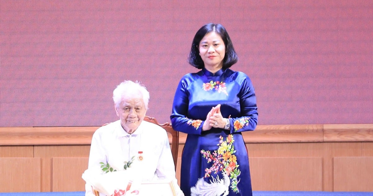 El subsecretario permanente del Comité del Partido de la ciudad recibió la insignia del Partido en el distrito de Thanh Xuan