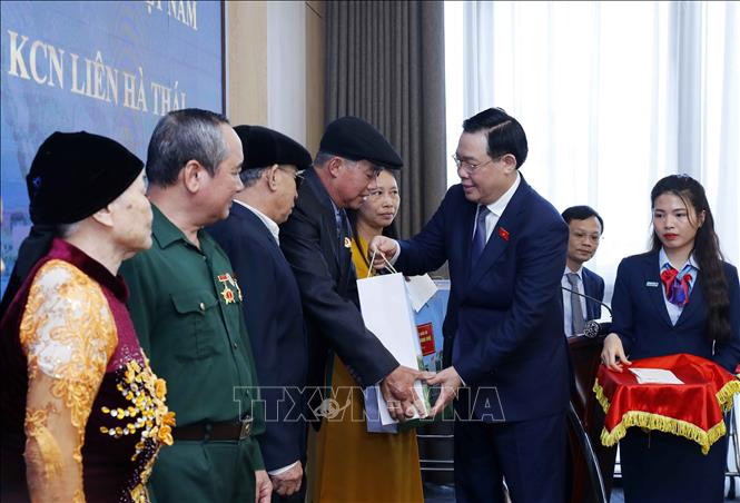 Le président de l'Assemblée nationale, Vuong Dinh Hue, visite et offre des cadeaux du Têt aux familles et aux travailleurs politiques de Thai Binh