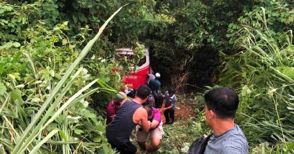 Passenger bus carrying 25 people plunged into a ravine on Highway 28B in Binh Thuan