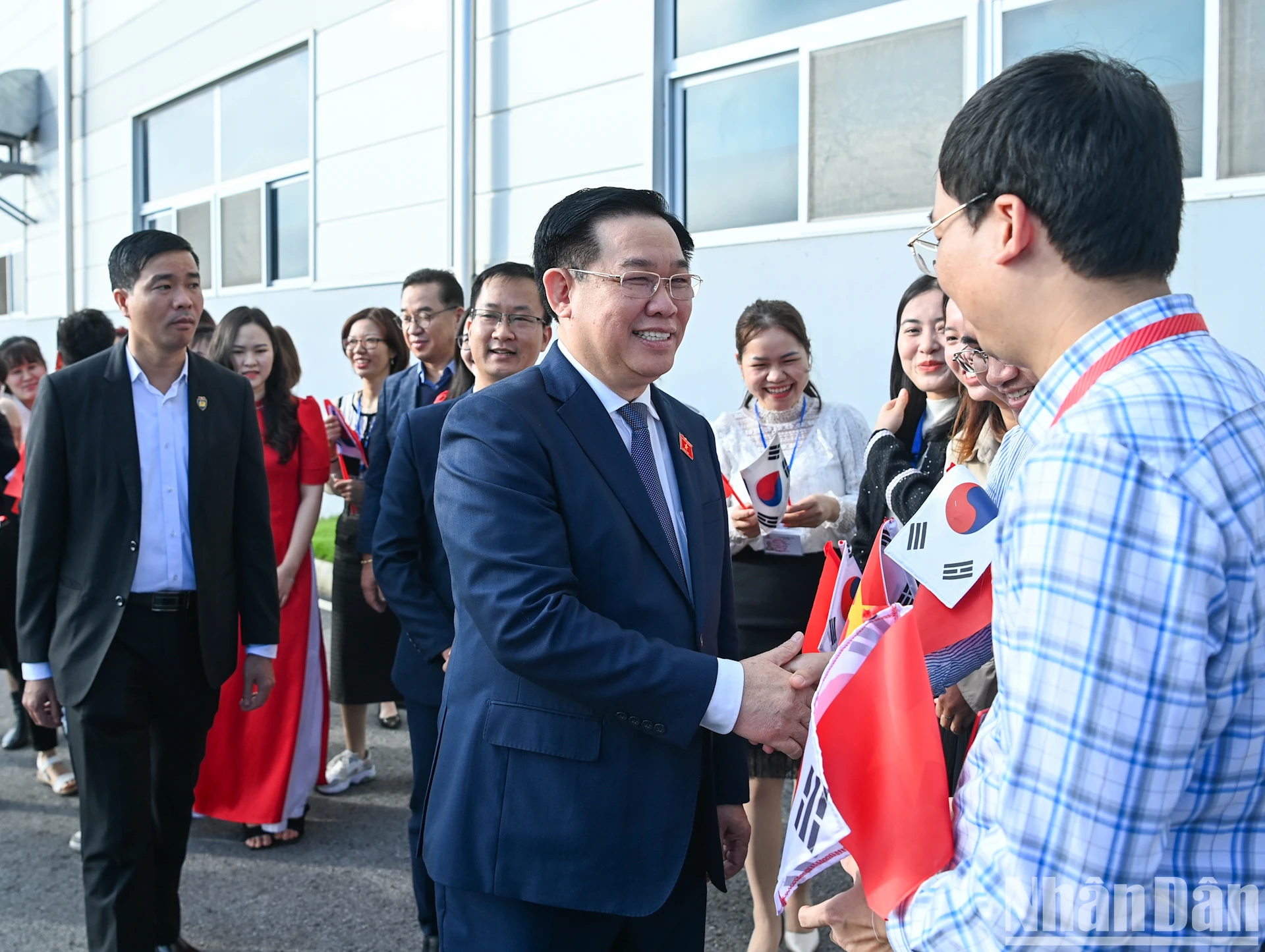 [Photo] Le président de l'Assemblée nationale Vuong Dinh Hue visite et offre des cadeaux aux travailleurs de la province de Thai Binh, photo 9