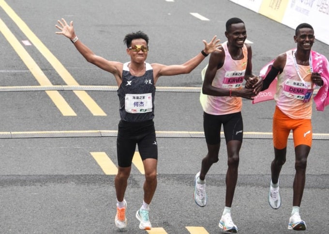 He Jie (in Schwarz) feiert nach dem Zieleinlauf beim Wuxi-Marathon 2024 am 24. März. Foto: Xinhua