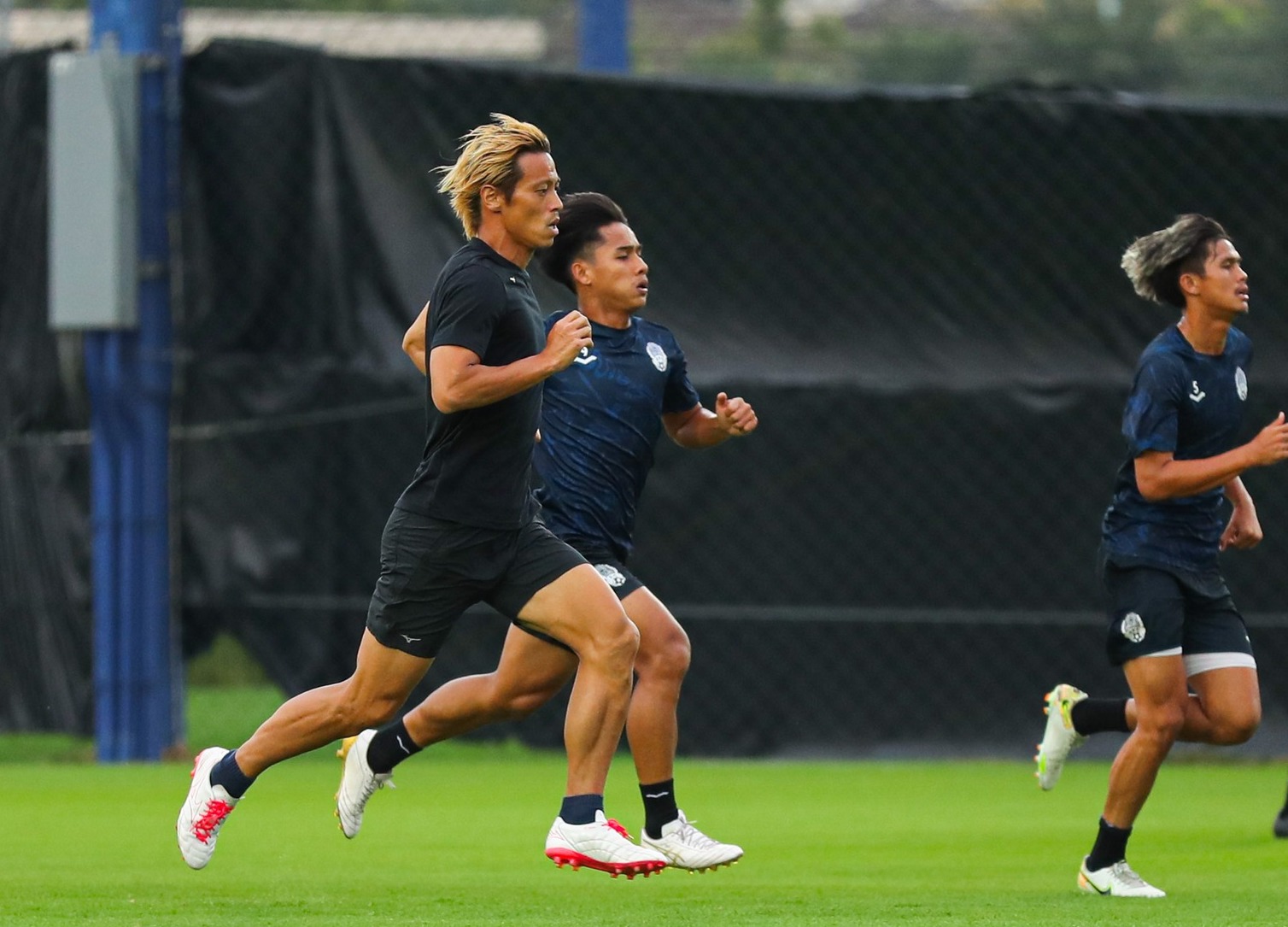 HLV Keisuke Honda nói gì trước ngày môn bóng đá nam SEA Games 32 khởi tranh? - Ảnh 1.