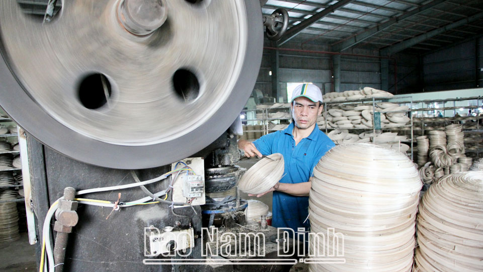 Herstellung von Kunsthandwerksprodukten für den Export bei der Nam Hai Company Limited, Gemeinde Yen Tien (Y Yen).