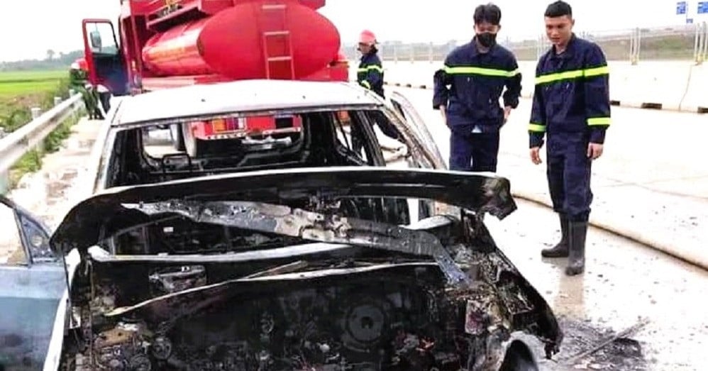 南北高速道路の交差点で5人乗り車が激しく炎上