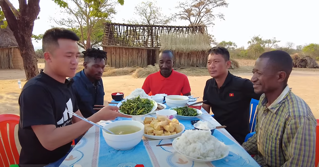 Als er zum ersten Mal vietnamesisches Essen aß, lobte der Dorfvorsteher in Afrika es immer wieder als köstlich