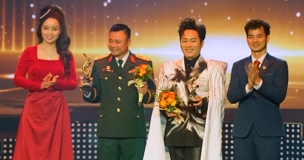 Tung Duong was honored by the Ministry of Culture as "Outstanding Singer of 2024"