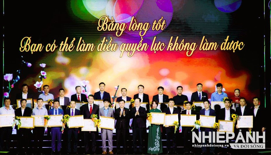 W_4.Bi-thu-tinh-uy-thai-thanh-quy-va-chu-chich-ubnd-tinh-nguyen-duc-trung-trao-tang-tang-tang-hoa-tri-an-thank-cau-ca ...